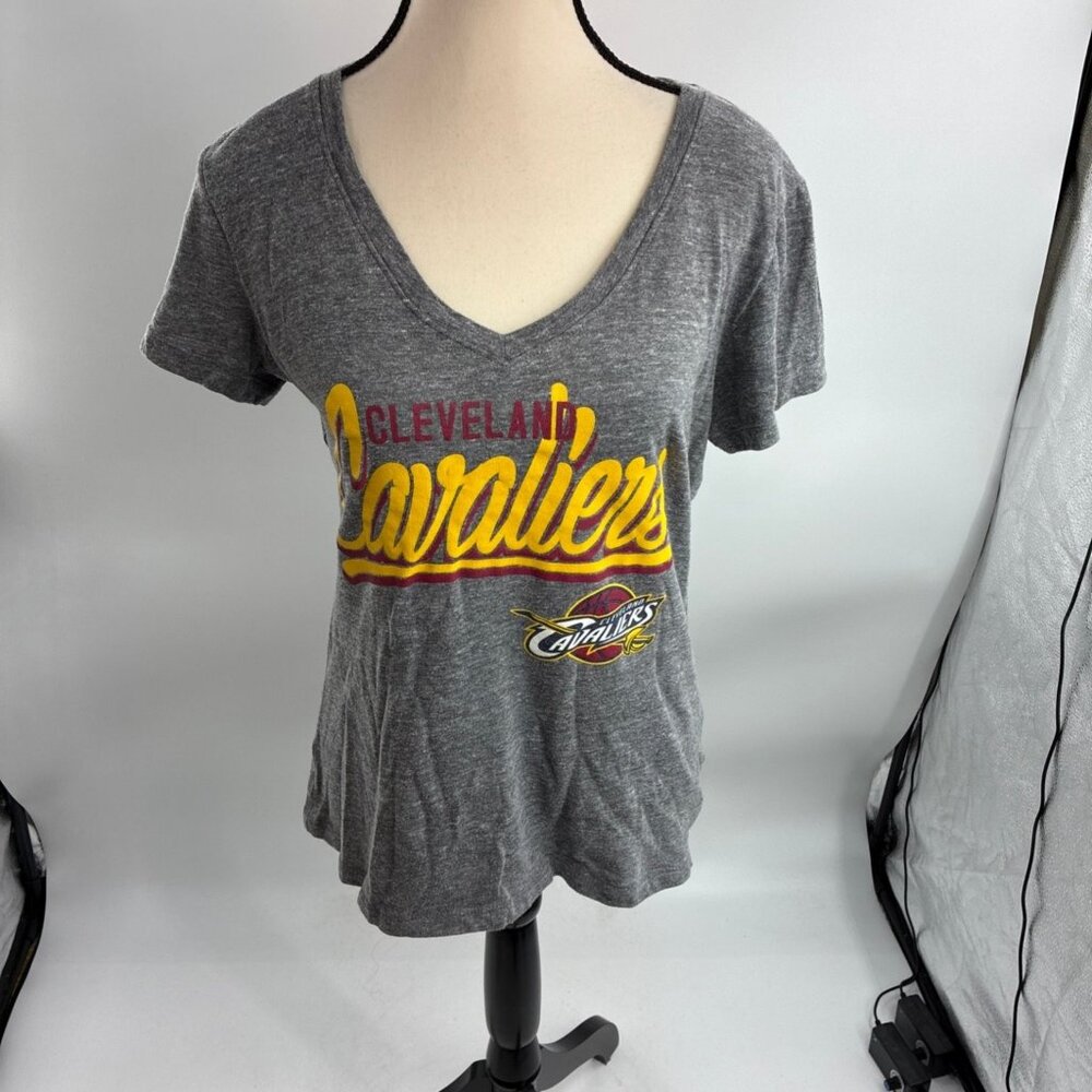 5th & Ocean Women's Cleveland Cavaliers Gray V-Neck Top Medium